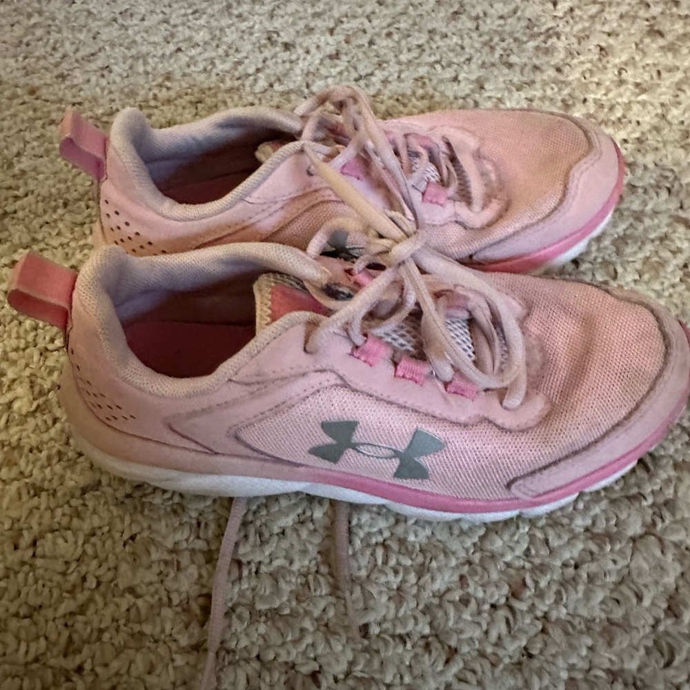 Girl’s Under Armor sneakers size 3.5